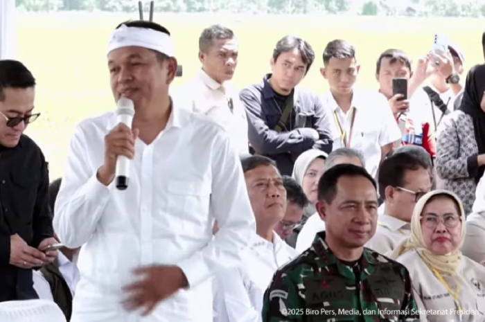 Gubernur Jawa Barat, Dedi Mulyadi menjelaskan berbagai program pertanian kepada Presiden Prabowo Subianto.