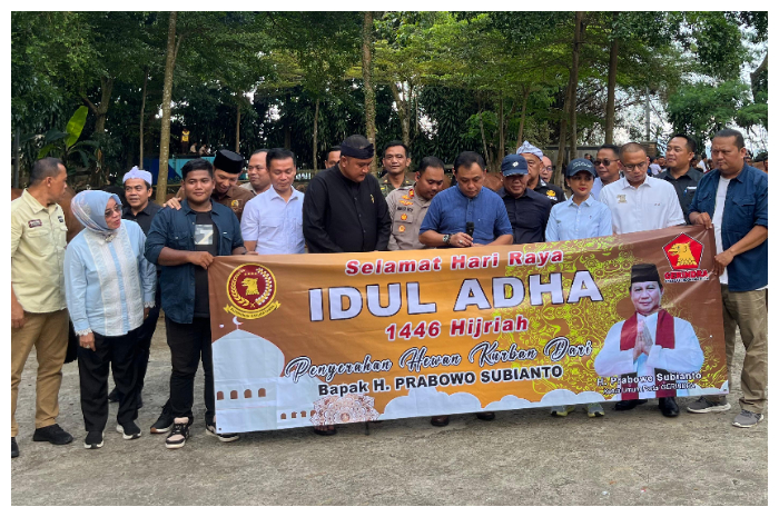 Anggota DPR RI, Marlyn Maisarah, didampingi Bupati Bogor, Rudy Susmanto menyerahkan hewan kurban dari Presiden Prabowo Subianto untuk warga Kabupaten Bogor.
