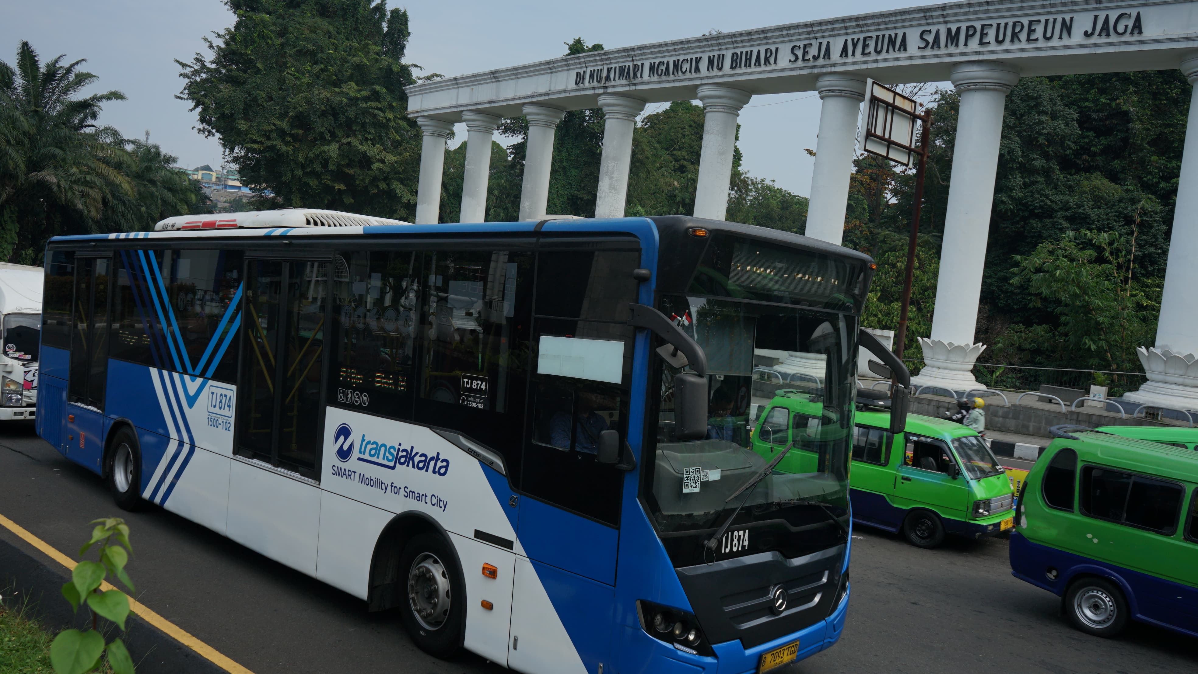 Bus TransJabodetabek P11 yang menghubungkan Terminal Cidangiang, Kota Bogor, dengan Blok M, Jakarta Selatan.