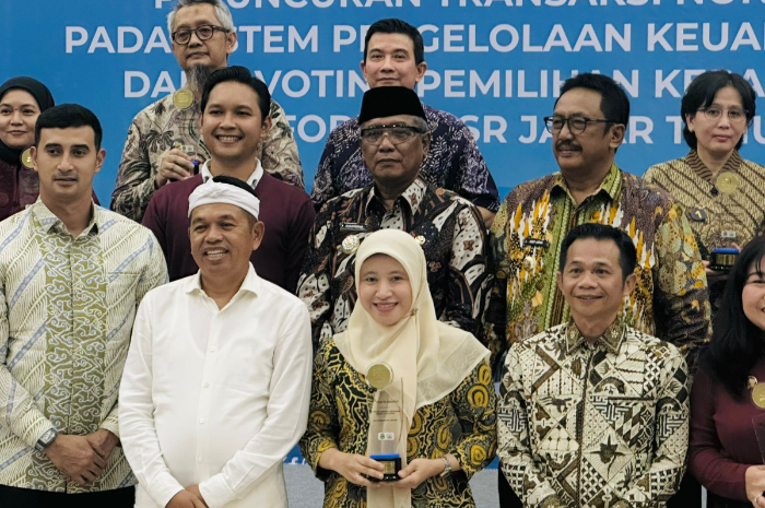 PT Solusi Bangun Indonesia Tbk (SBI) Pabrik Narogong, anak usaha dari PT Semen Indonesia (Persero) Tbk atau SIG meraih penghargaan yang diberikan langsung oleh Gubernur Jawa Barat.