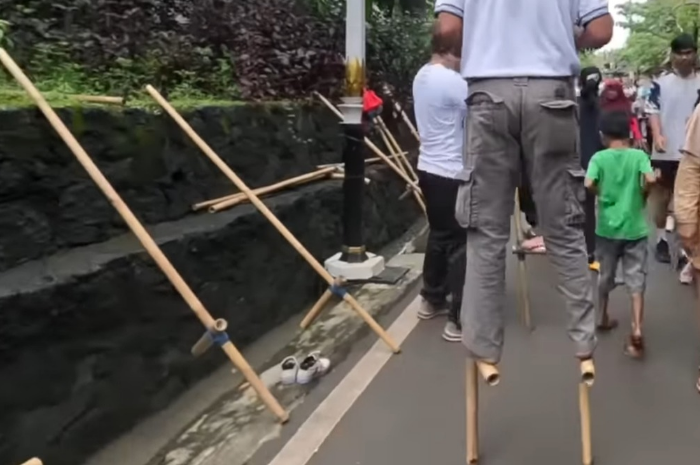 Suasana Lembur Pakuan dipadati wisatawan dan tersedia permainan tradisional