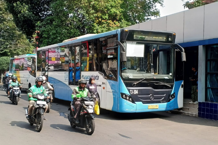 Transjakarta yang resmi beroperasi di Kota Bogor saat berada di halte Cidangiang.