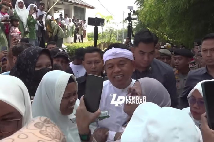 Emak-emak rebutan memeluk Gubernur Jawa Barat.