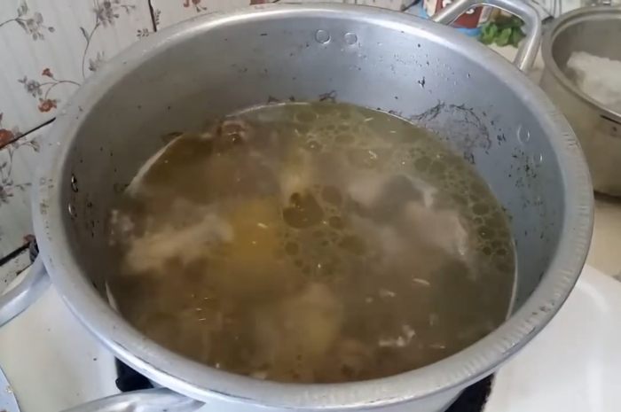 Ilustrasi cara membersihkan alat masak dari sisa lemak daging kurban.&nbsp;