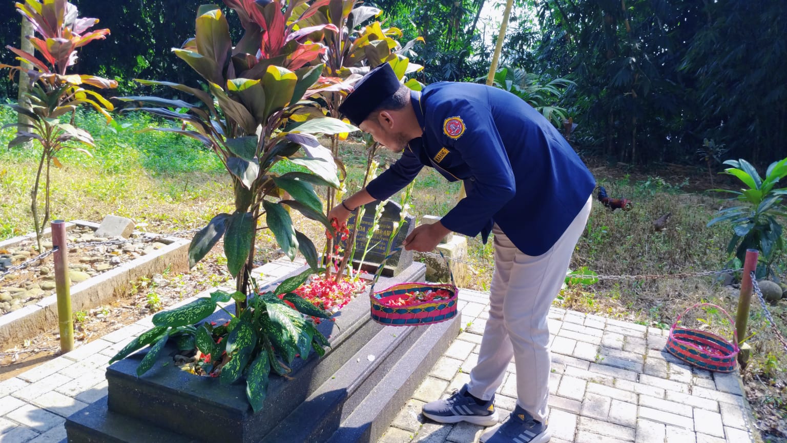 Karang Taruna Kecamatan Rumpin, Kabupaten Bogor menggelar rangkaian acara ziarah dan tabur bunga di makam Pahlwan Rumpin Prada Samlawi, Jumat (6/6/2025).