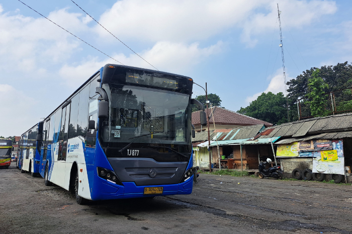 Bus TransJabodetabek saat berada di Terminal Baranangsiang, Kota Bogor, Jumat (6/6/2025).