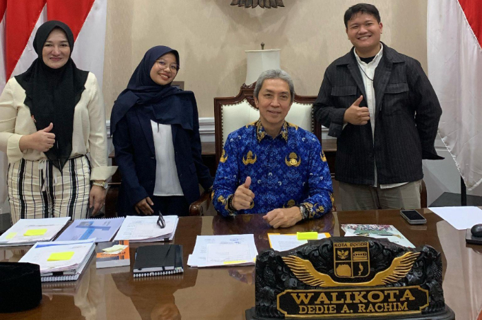Mahasiswa Magister Manajemen dan Bisnis E93 dari Sekolah Bisnis IPB University bersama Wali Kota Bogor Dedie Rachim.