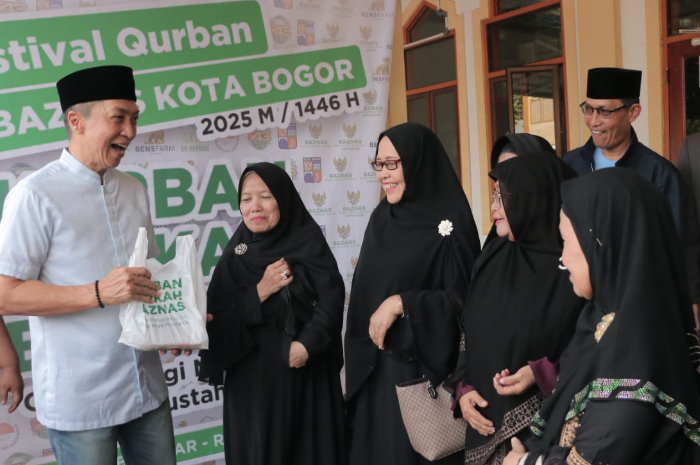 Wali Kota Bogor Dedie A Rachim secara simbolis menyerahkan potongan daging&nbsp; kurban di Festival Kurban Baznas, Kota Bogor, Sabtu (7/6/2025).