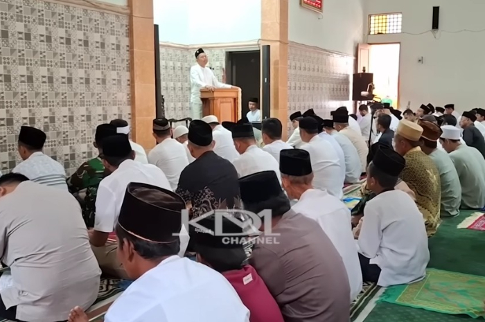 Gubernur Jawa Barat, Dedi Mulyadi saat berceramah di Desa Tonjong, Cirebon.