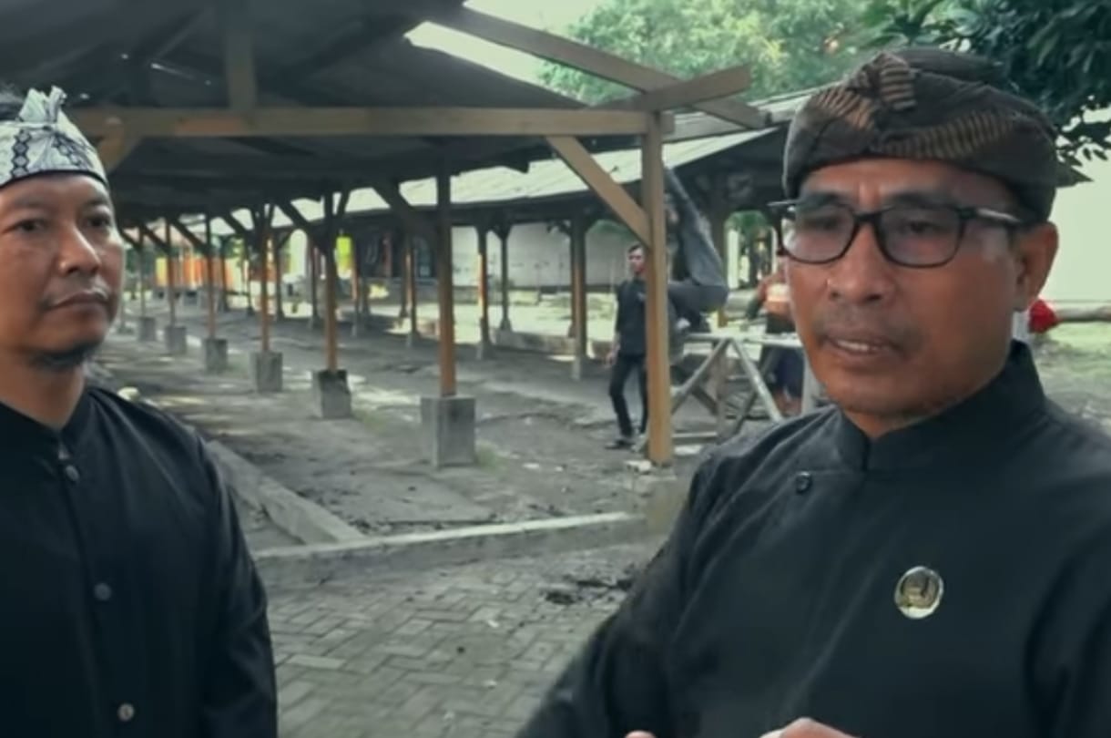 Kepala Dinas Pendidikan Jabar Purwanto meninjau penataan lingkungan di SMAN 2 Subang.
