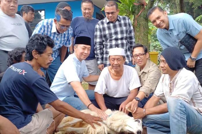 Wali Kota Bogor Dedie Rachim bersama Ketua PWI Kota Bogor Herman Indra Budi saat penyerahan hewan kurban di Halaman PWI, pada Sabtu (7/6/2025).