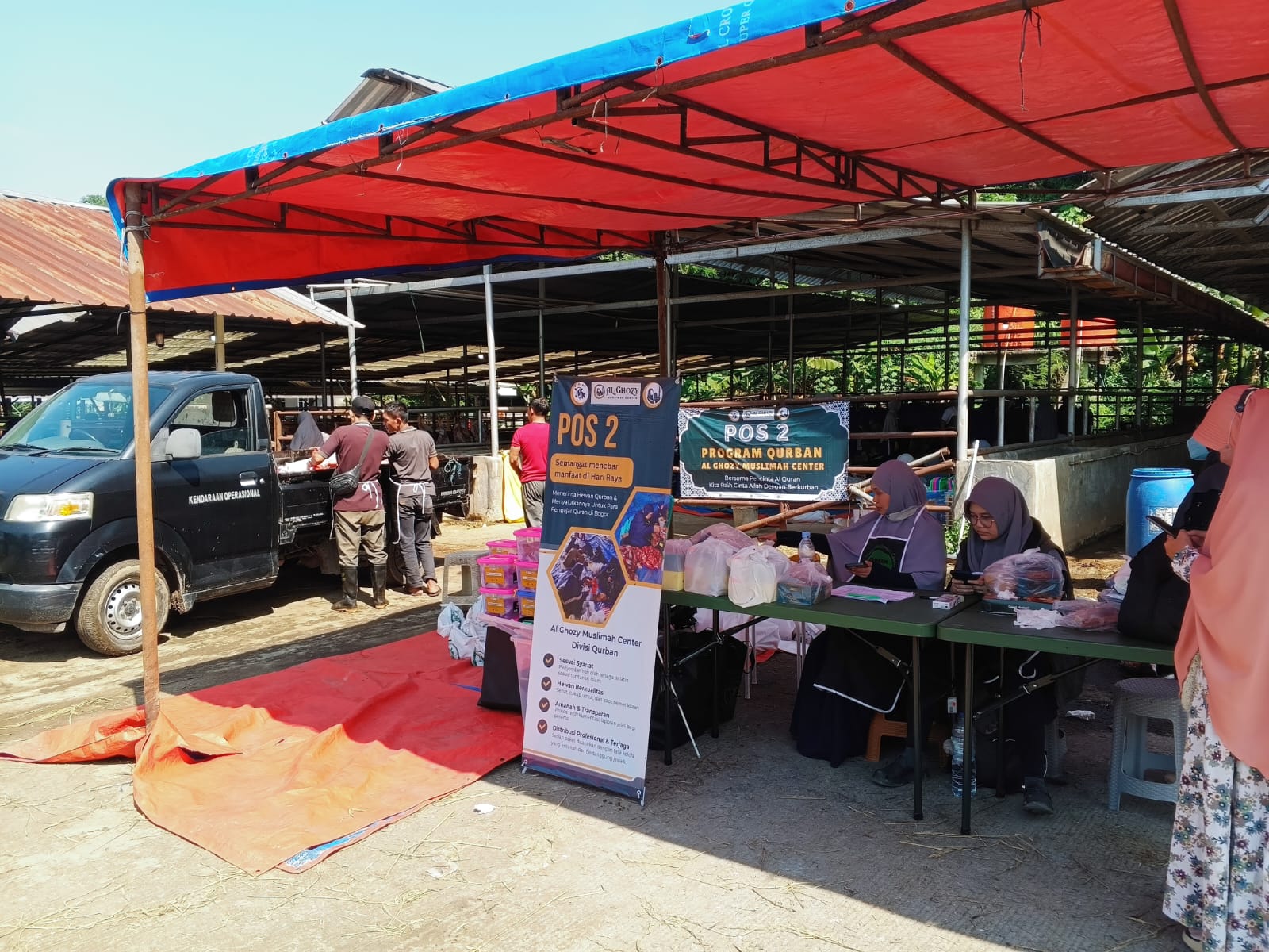 Proses pengemasan daging kurban yang dilakukan Komunitas Muslimah Al-Ghozi Muslimah Center, sebelum dibagikan kepada masyarakat.