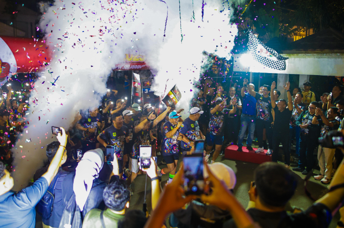 Kemeriahan event half marathon HJB Run 2025 yang dimulai dari Balai Kota Bogor, Sabtu (7/6/2025) malam.