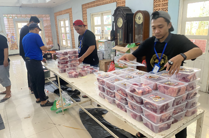 Proses pembagian daging kurban kepada penerima di sekitar Masjid Al Muslimun.