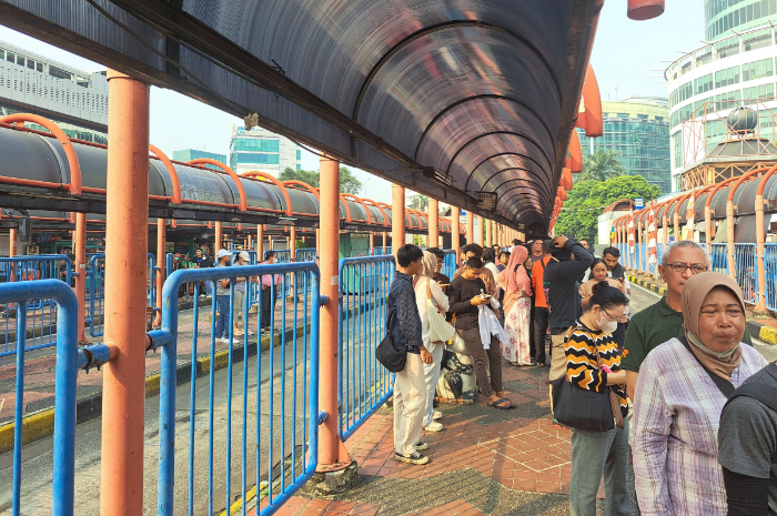 Antrean panjang calon penumpang TransJabodetabek Bogor-Blok M di Terminal Blok M Jalur 5.
