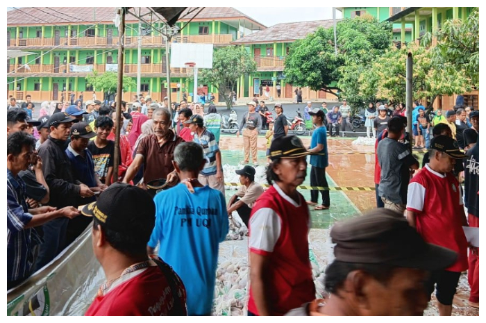 Proses pemotongan hewan kurban di Pondok Pesantren Modern Ummul Quro Al-Islami (PMUQI) Bogor, Sabtu (7/6/2025).