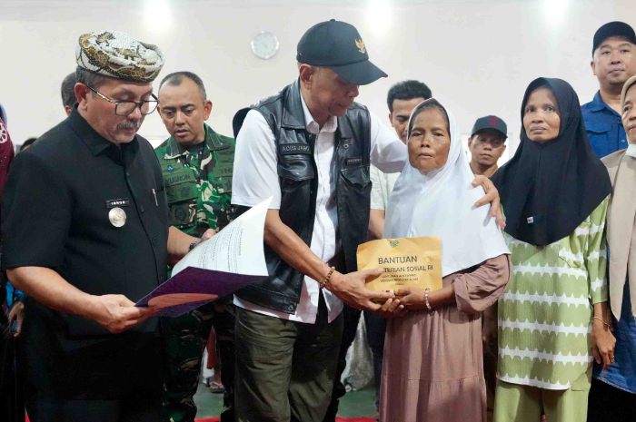 Kemensos santuni korban longsor Cirebon dengan memberikan bansos
