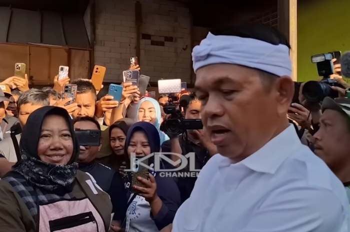 Gubernur Jawa Barat, Dedi Mulyadi menyapa warga di pasar.