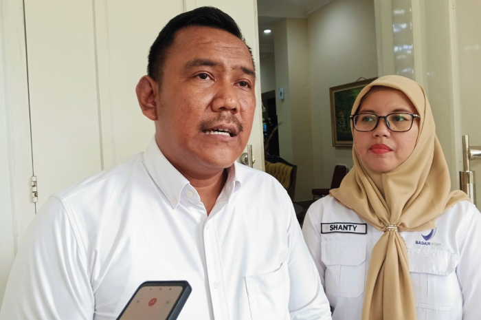 Kepala Balai Besar POM Bogor, Jeffeta Pradeko Putra (kiri) usai menyerahkan secara simbolis NIE kepada para pelaku UMKM Kota Bogor.