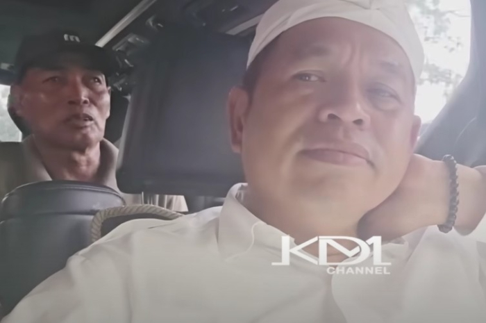 Gubernur Jawa Barat, Dedi Mulyadi mengajak Satimin ke dalam mobilnya.