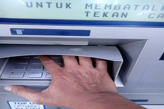 Ilustrasi pencairan bantuan sosial atau bansos
