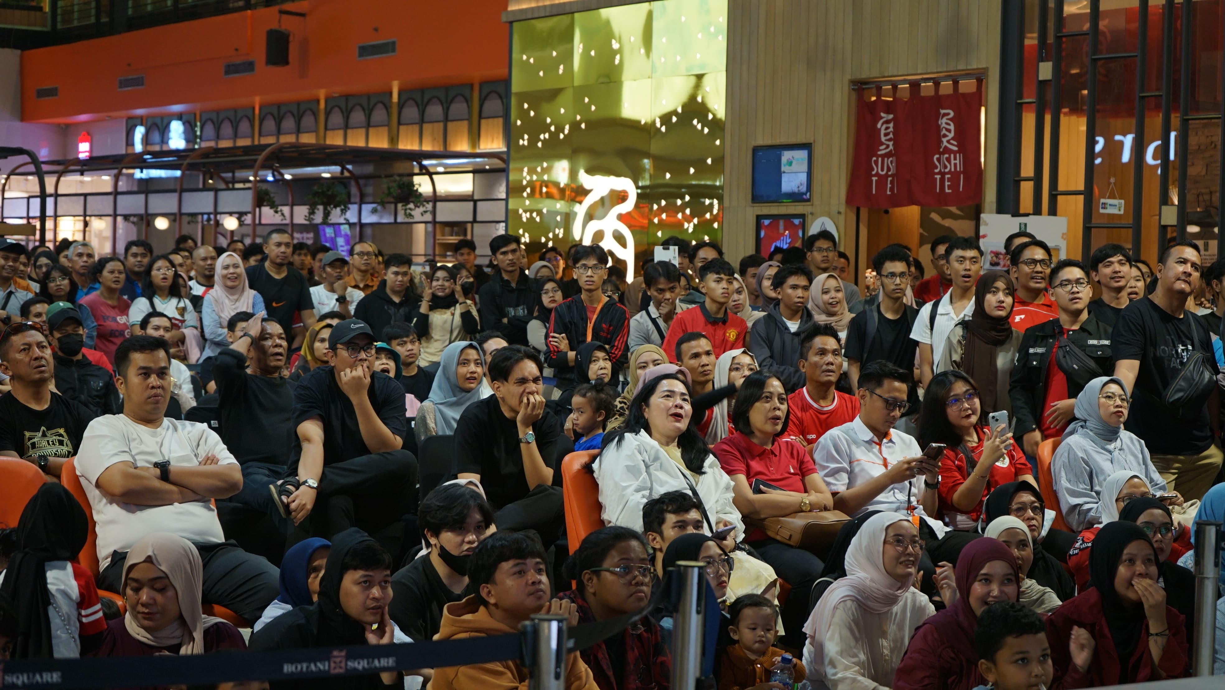 Euforia pecinta sepak bola kembali memenuhi Atrium Mal Botani Square Lantai 2 saat Nobar Timnas Indonesia vs Jepang pada Selasa sore (10/6/2025).