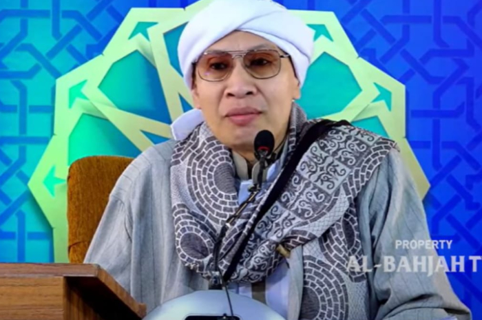 Pada musim haji banyak dapat air Zamzam, Buya Yahya beri tips: minumlah sambil duduk dan diniatkan agar keberkahannya terasa.
