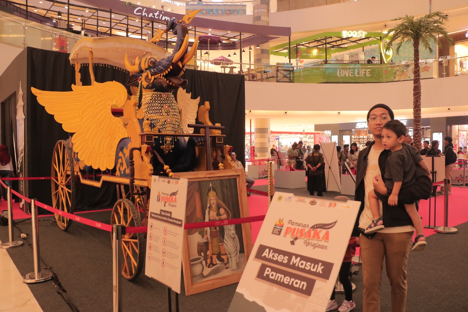 Sejumlah pengunjung melihat Pameran Benda Pusaka Kerajaan di Cibinong City Mall, Kabupaten Bogor, Selasa (10/6/2025).
