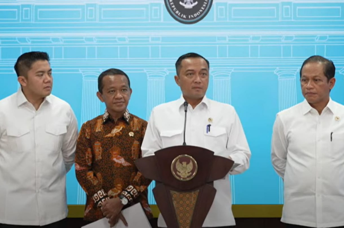 Presiden Prabowo melalui rapat terbatas memutuskan pencabutan IUP empat perusahaan tambang di Raja Ampat demi menjaga kelestarian lingkungan kawasan wisata dunia tersebut.