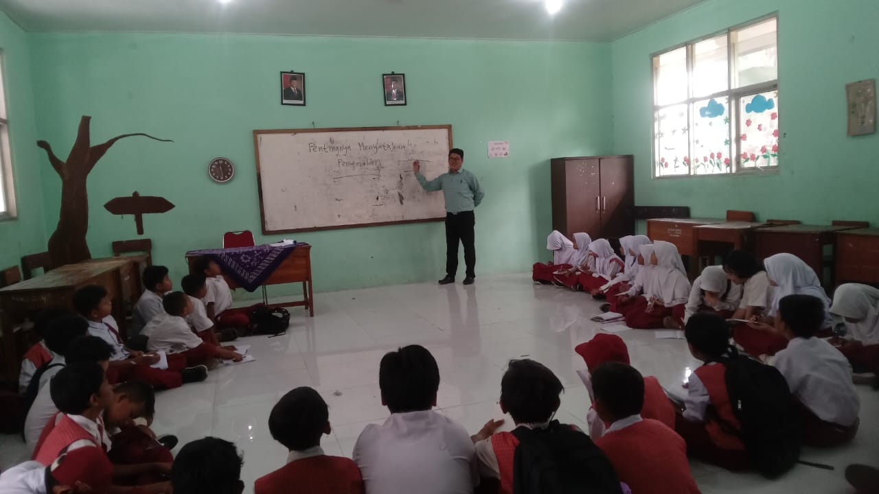 Kekurangan meja dan bangku, puluhan murid SD Negeri Cempaka, Desa Curug, Kecamatan Gunung Sindur, terpaksa belajar di lantai.