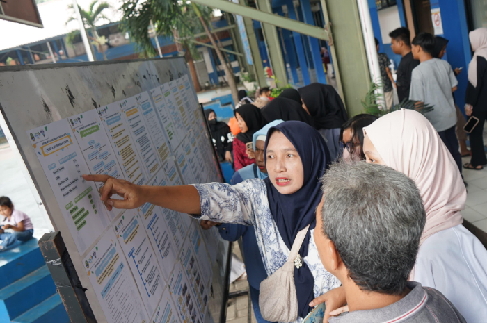 Sejumlah wali murid yang tengah melakukan pendaftaran SPMB 2025 di SMKN 1 Cibinong Kabupaten Bogor