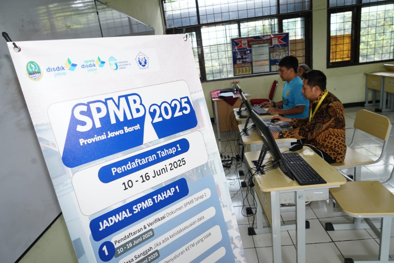 Petugas membantu orang tua murid mendapatkan informasi Sistem Penerimaan Murid Baru (SPMB) di SMAN 5 kota Bogor, Selasa (10/6/2025).
