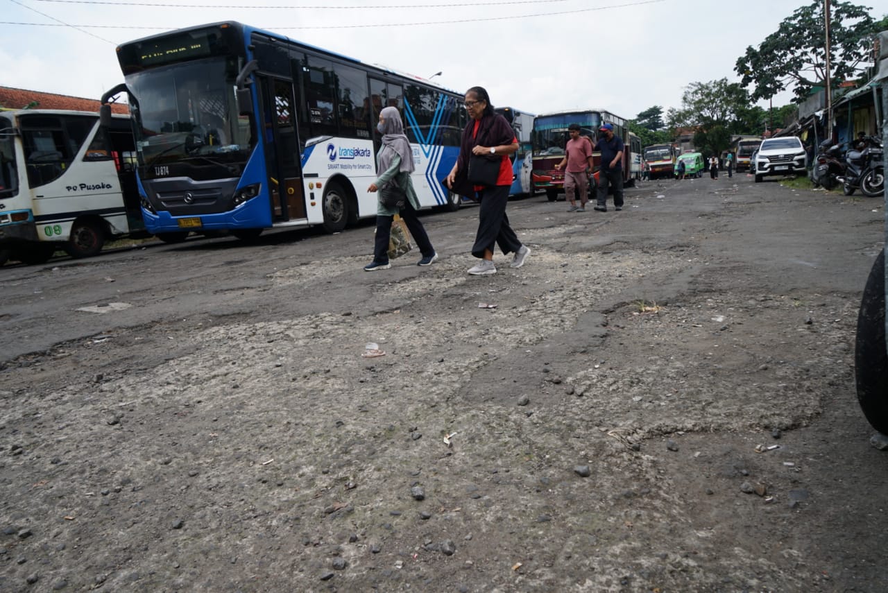 Penupang turun dari Bus TransJabodetabek di  Terminal Baranangsiang Kota Bogor