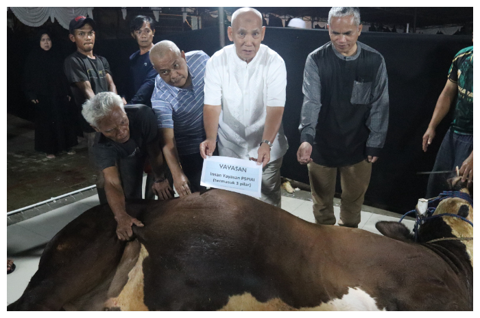 Proses penyembelihan sapi kurban yang dilakukan Unida Bogor.