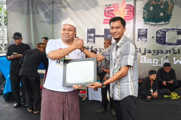 Penyerahan penghargaan kepada Pemerintah Desa Cijayanti, Kecamatan Babakanmadang, Kabupaten Bogor dari BPJS Ketenagakerjaan Kantor Cabang Bogor Cileungsi