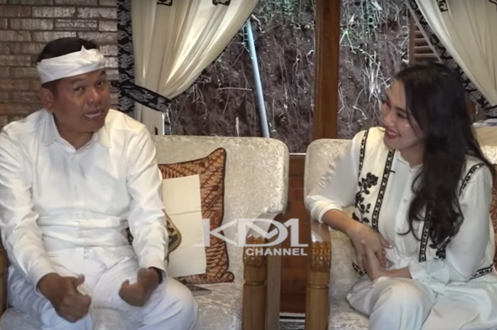 Dedi Mulyadi dan Sherly Tjoanda bersenda gurau dalam diskusi serius soal masa depan pariwisata Maluku Utara.