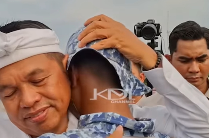 Gubernur Jawa Barat Dedi Mulyadi memeluk siswa yang selesai menjalani pendidikan di babak militer di Kota Depok.