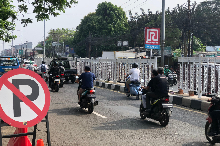 Proses pemasangan pagar putih di Jalan Jakarta Bogor depan Pasar Cibinong