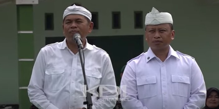 Gubernur Jawa Barat Dedi Mulyadi bersama Wali Kota Depok Supian Suri dalam acara pelepasan siswa barak istimewa