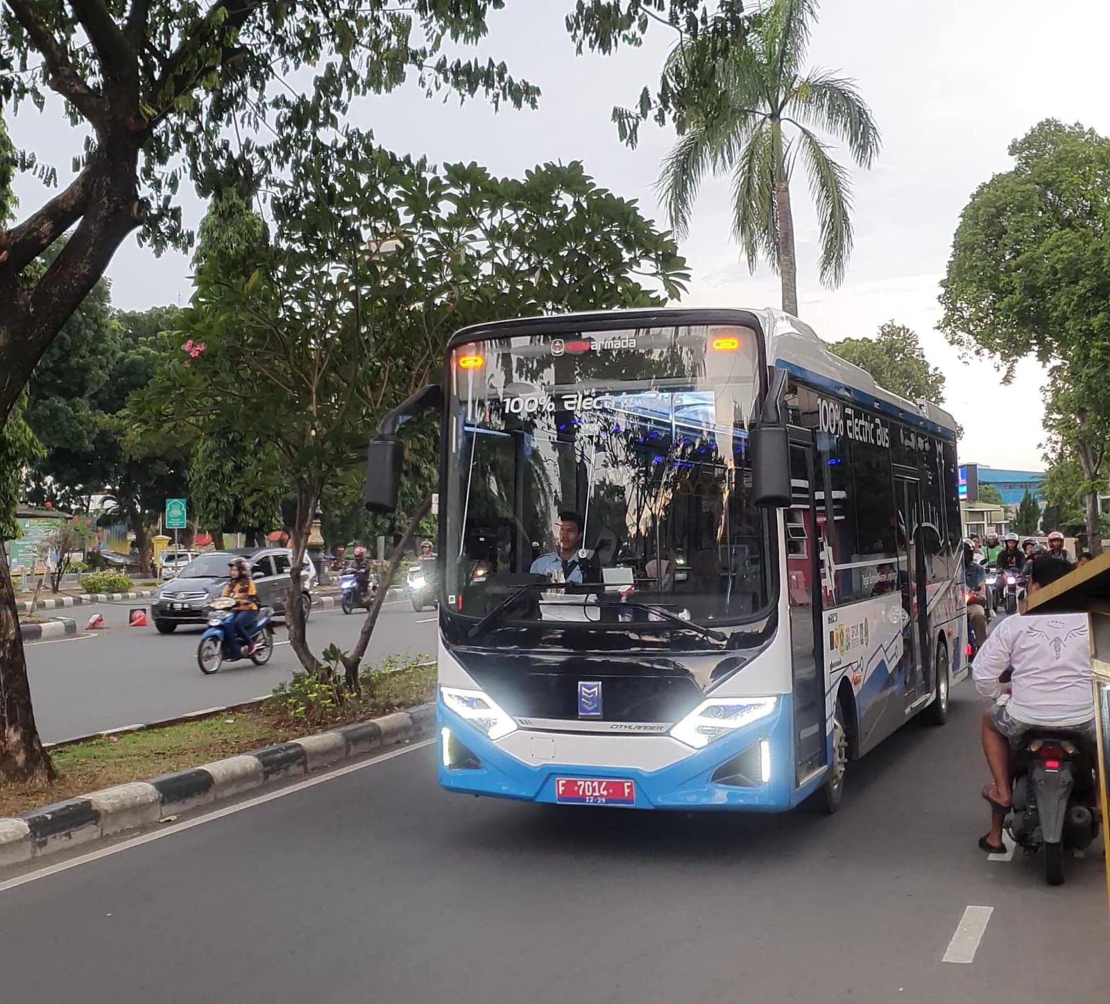 Bus Listrik saat melintas di Jalan Tegar Beriman, Kecamatan Cibinong, Kabupaten Bogor.