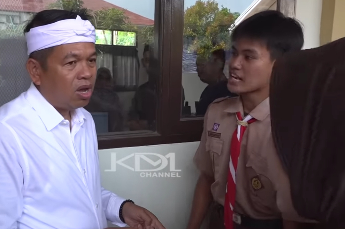 Gubernur Jawa Barat Dedi Mulyadi saat berbincang dengan siswa SMAN 1 Cikampek, Kabupaten Karawang.