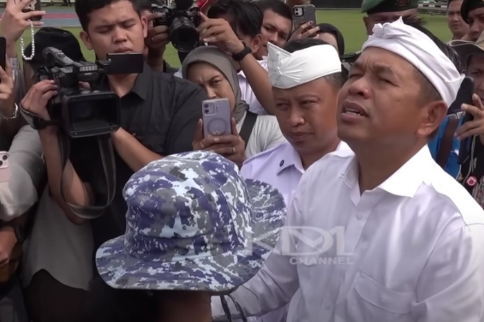 Gubernur Jawa Barat, Dedi Mulyadi saat berdialog dengan siswi yang sering konsumsi minuman terlarang di Depok.
