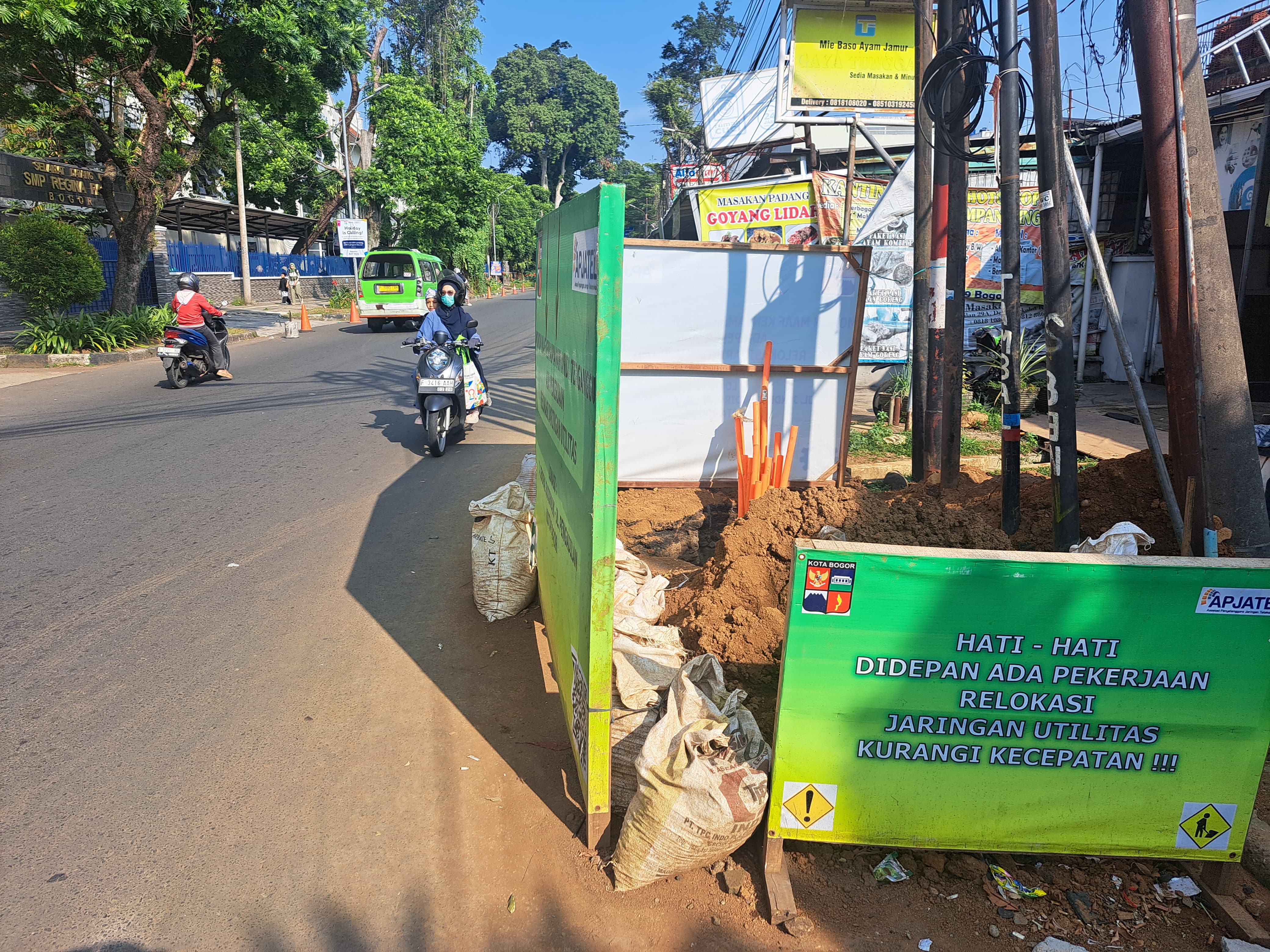Galian relokasi kabel di Jalan Pengadilan-Jalan Dewi Sartika Kota Bogor.