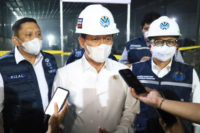 Menteri Lingkungan Hidup Hanif Faisol menyegel dua pabrik peleburan logam di Serang, Banten.