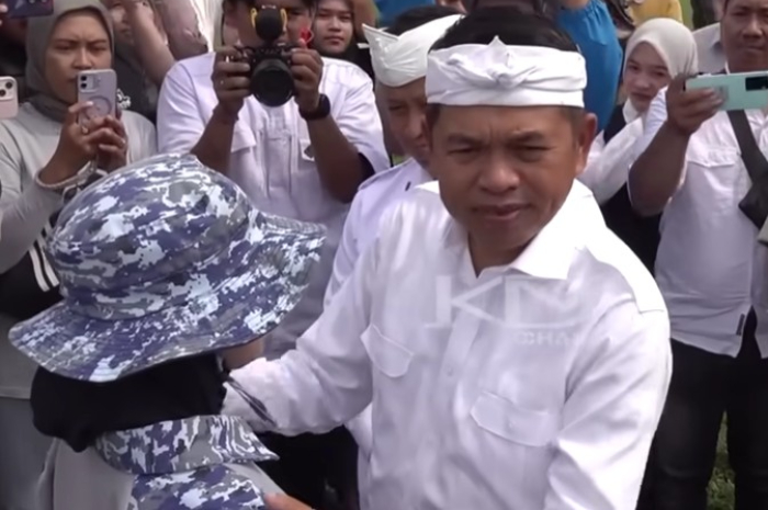 Salah satu siswi ditanyai Gubernur Jawa Barat, Dedi Mulyadi di barak militer Kota Depok.
