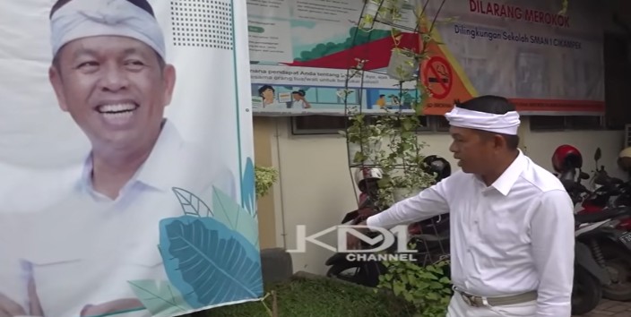 Gubernur Jawa Barat Dedi Mulyadi protes ada foto dirinya di taman sekolah saat SPMB