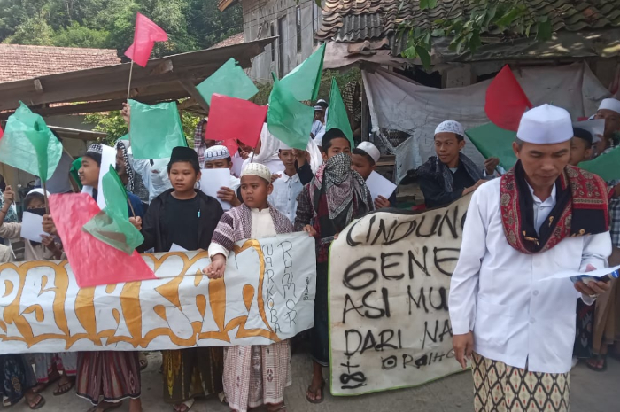 Puluhan santri di Kampung Nunggaherang, Desa Tegalega, Cigudeg menggelar aksi damai, Jumat (13/6/2025).