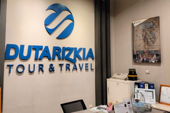 Dutarizkia Tour & Travel memberikan layanan umroh bagi masyarakat yang ingin beribadah ke Tanah Suci.