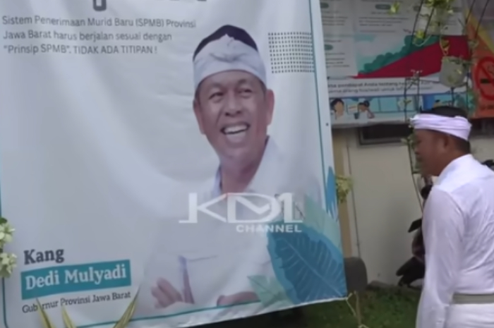 Gubernur Jawa Barat Dedi Mulyadi saat mendapati baliho yang memasang foto dirinya.