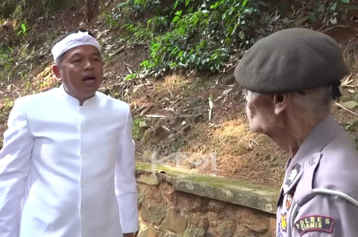 Gubernur Jawa Barat, Dedi Mulyadi saat berdialog dengan Masro.